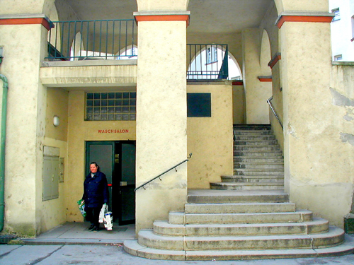 P1282563f